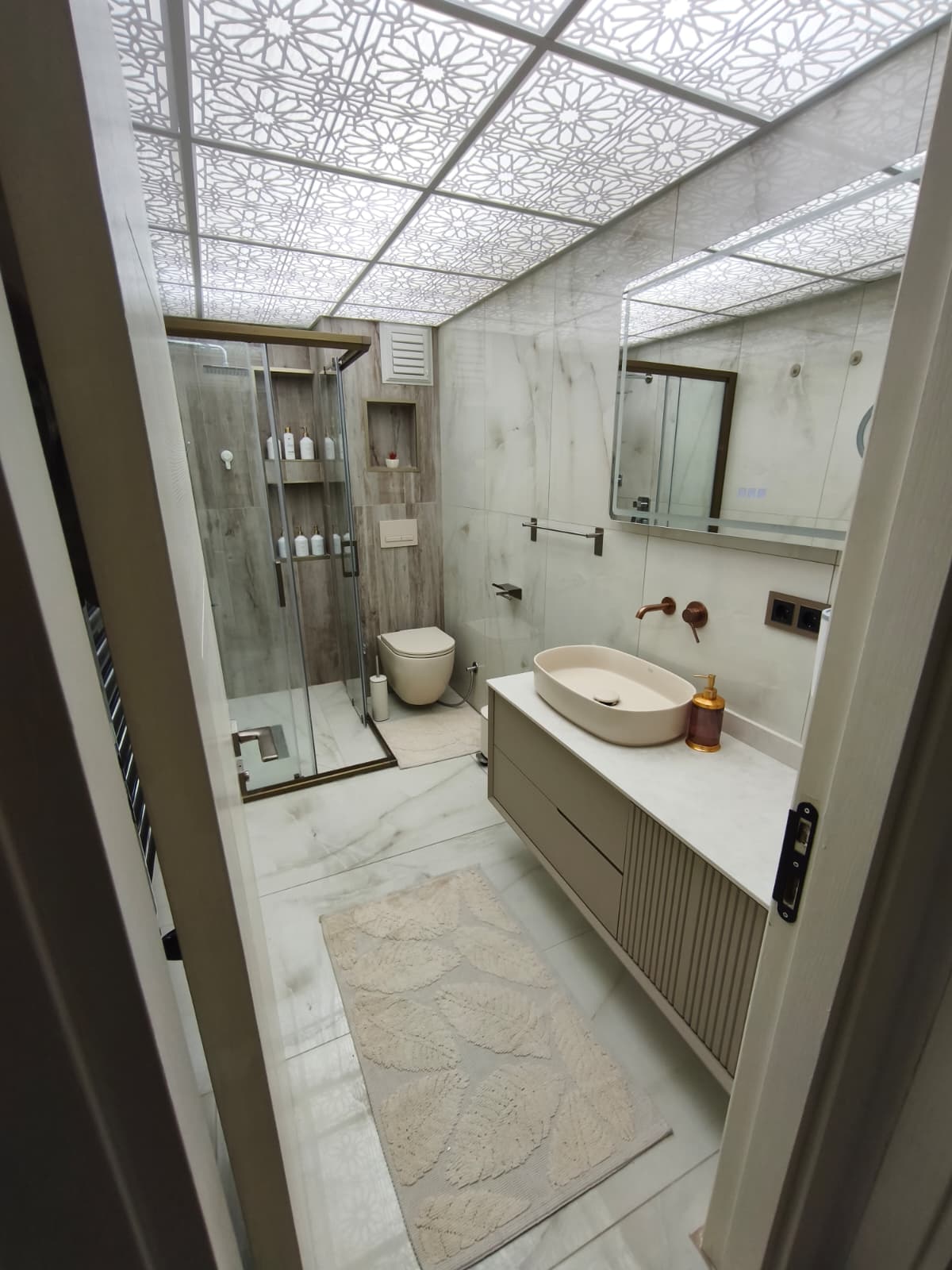 Tamamlanmış modern banyo tadilatı